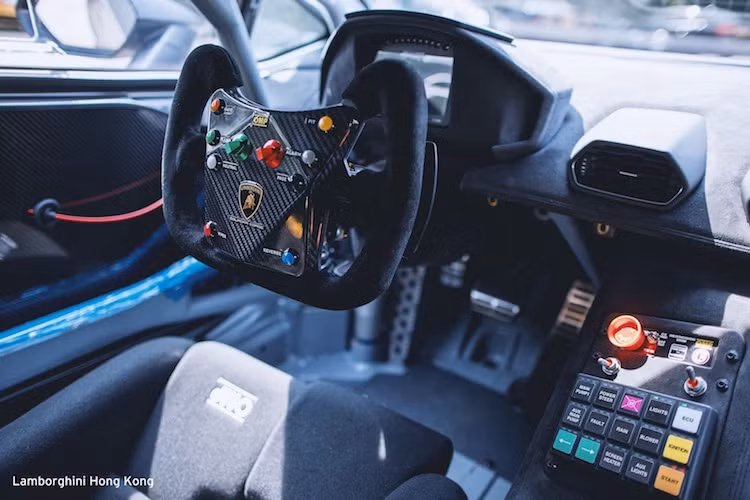 Vô-lăng của Huracan Super Trofeo có thiết kế như xe đua F1, với các nút điều khiển tích hợp phía trên. Mọi thông tin về chiếc xe được cung cấp qua một màn hình trên bảng đồng hồ, trong khi bảng điều khiển trung tâm chứa đầy những nút bấm kích hoạt các hệ thống khác nhau của xe.