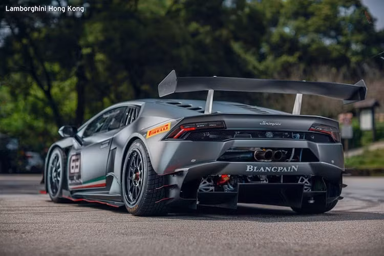 Ở phía sau, Huracan Super Trofeo có cánh đuôi bằng sợi carbon "treo ngược" cùng các cánh khuếch tán khí động học ở dưới gầm xe. Nắp máy của chiếc xe cũng được làm kín từ một tấm carbon, chỉ có các khe thoát nhiệt ở phía trên.