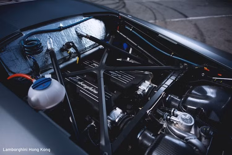Cũng sở hữu động cơ V10 5.2l nạp khí tự nhiên như trên Huracan thường, tuy nhiên Huracan super Trofeo được nâng công suất lên 620 mã lực. Ngoài ra, thay vì hệ dẫn động 4 bánh, chiếc xe đã được ngắt đi cầu trước để giảm trọng lượng.
