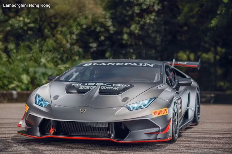 Chiếc Lamborghini Huracan Super Trofeo này vừa qua đã được một "đại gia" tại Hồng Kông đặt hàng thông qua Kingsway Cars Limited - đại lý Lamborghini chính hãng tại quốc gia này. Tuy nhiên hiện chưa rõ vị đại gia này mua chiếc xe để tham gia vào giải đua Blancpain Super Trofeo khu vực châu Á hay chỉ coi nó như "đồ chơi" do phiên bản này không được phép lưu thông ngoài đường.