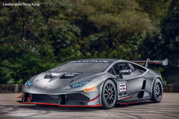 Là một mẫu xe đua, Huracan Super Trofeo có nhiều điểm thay đổi lớn so với Huracan thường. Phần đầu của xe đầy dữ dằn với nhiều khe hút gió, tản nhiệt và các cánh khí động học.
