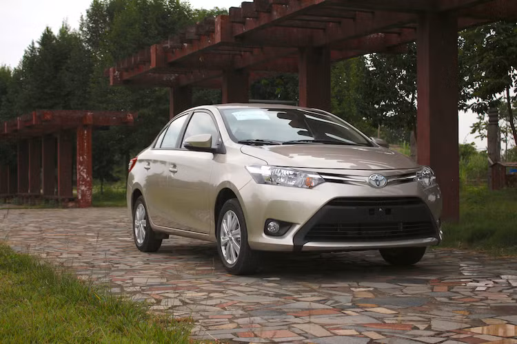 Trong tháng 9 vừa qua, Toyota Việt Nam đã chính thức ra mắt phiên bản Toyota Vios 2016 mới nhất. Hiện đang là mẫu sedan hạng B có doanh số tốt nhất (theo số liệu VAMA tháng 9/2016), Vios 2016 đã có một số cải tiến nhẹ, đồng thời được trang bị động cơ và hộp số mới.