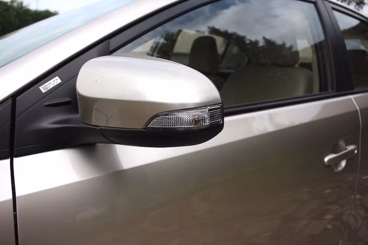 Một cải tiến mới được người dùng đánh giá cao trên Vios 2016 ở các phiên bản G CVT và E đó là sự xuất hiện của gương chiếu hậu được tích hợp đèn báo rẽ, có khả năng gập và điều khiển điện bằng nút bấm ở bên trong khoang lái.