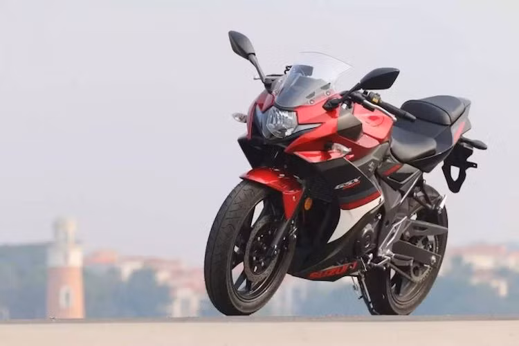 Vừa được giới thiệu tại Nhật, Suzuki GSX-250R chưa có giá và ngày bán chính thức. Phải tới năm sau, mẫu xe môtô thể thao này mới tiếp tục được Suzuki đem tới châu Âu.