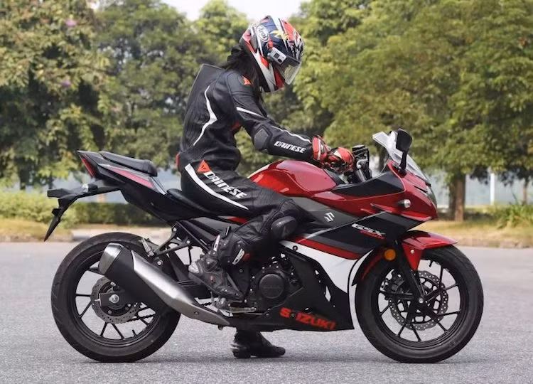 Trên GSX-250R, hãng xe Suzuki vẫn "trung thành" với thiết kế mâm xương cá quen thuộc. Hệ thống phanh trước của xe có đĩa đường kính 290 mm kèm heo 2 pis, trong khi phanh sau có heo 1 pis kèm đĩa 240 mm. Tương tự như tất cả các đối thủ cùng phân khúc, GSX-250R có lốp trước/sau 110/80/17 và 140/70/17.