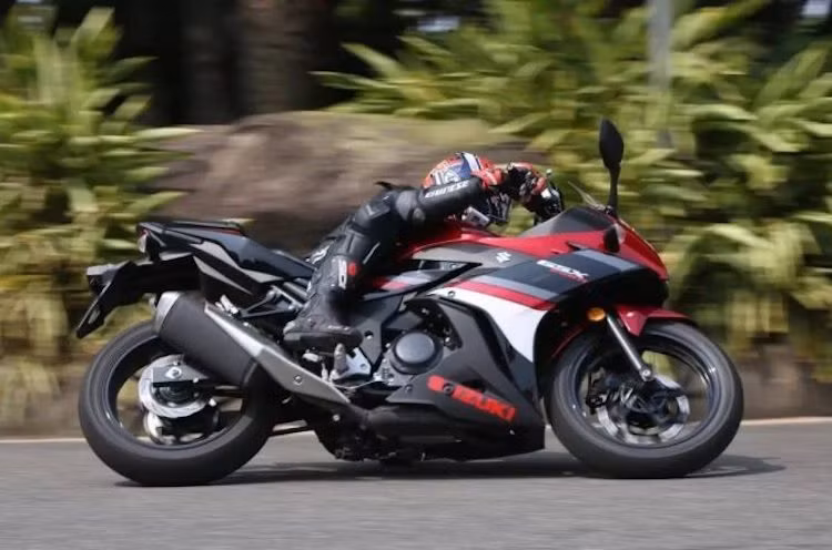 Cũng giống như các đối thủ, Suzuki GSX-250R có động cơ 2 xi-lanh thẳng hàng DOHC 4 van phun xăng điện tử. Với trái 53,5 mm và hành trình piston 55,2 mm, chiếc xe có tỉ số nén khá cao 11.5:1.