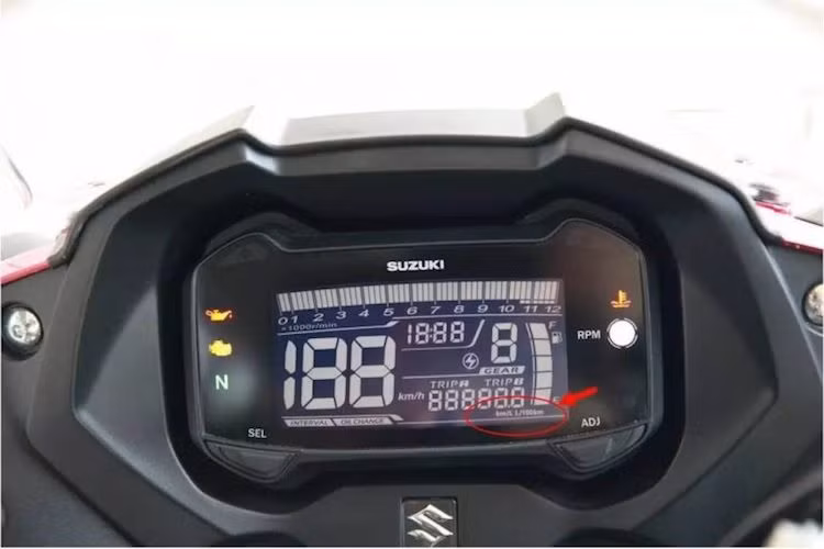Bảng đồng hồ của GSX-250R là một màn hình LCD đơn sắc lớn, với các đèn báo bên cạnh. Thiết kế và các chức năng của đồng hồ giống y hệt như GSX-R125, chỉ có điểm khác biệt là màn hình có chữ trắng nền xanh thay vì chữ đen trên nền trắng.