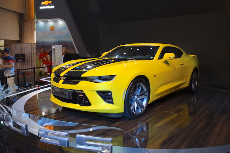 Các trang bị an toàn của Camaro SS thế hệ mới gồm với 8 túi khí, khung gầm bằng thép siêu cường lực, camera chiếu hậu, cảm biến hỗ trợ đỗ xe phía sau, hệ thống cân bằng điện tử (ESC), hệ thống chống trượt (TCS), hệ thống kiểm soát áp suất lốp (TPMS), Cảnh báo hỗ trợ chuyển làn đường, Cảnh báo phương tiện di chuyển ngang khi lùi xe, vi sai chống trượt và mui xe hấp thụ xung lực khi va chạm bảo vệ người đi bộ.