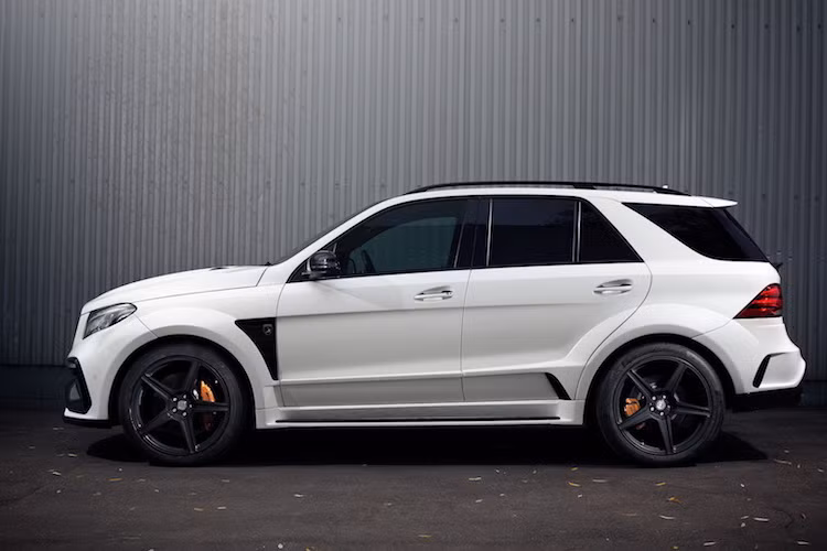 Ở trên mỗi vè bánh trước, hãng độ Top Car cũng lắp cho chiếc xe những khe tản nhiệt "giả" bằng sợi carbon trên gói Inferno cao cấp nhất, bên cạnh đó là bậc lên xuống bằng nhôm nằm giữa bánh trước và sau. Ngay cả ốp gương của xe cũng đã được Top Car phủ lên loại vật liệu này.