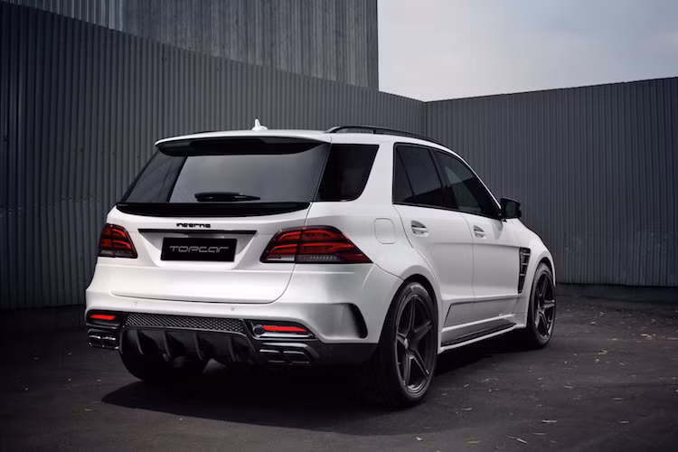 Cản sau của GLE 63 AMG được lắp thêm cánh khuếch tán không khí, đi kèm với cánh đuôi dạng nẹp trên cửa sau. Hệ thống xả của xe nổi bật với chụp pô hình thoi mạ chrome.