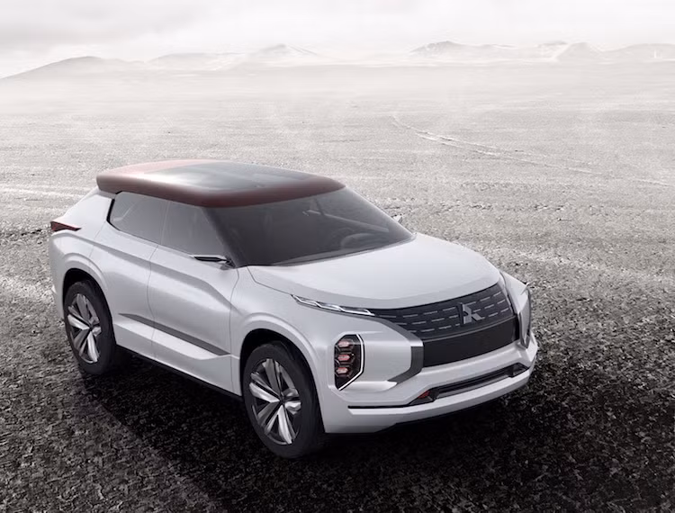 Theo Mitsubishi, GT-PHEV có thể chạy 120 km không cần nạp nhiên liệu nếu chỉ sử dụng điện và nâng lên gấp 10 lần nếu dùng kết hợp máy xăng. Do được trang bị mô-tơ ở cả cầu trước và sau nên GT-PHEV cũng có hệ thống dẫn động 4 bánh với khả năng phân bổ mô-men xoắn tới từng bánh xe riêng lẻ trong các điều kiện cần thiết..