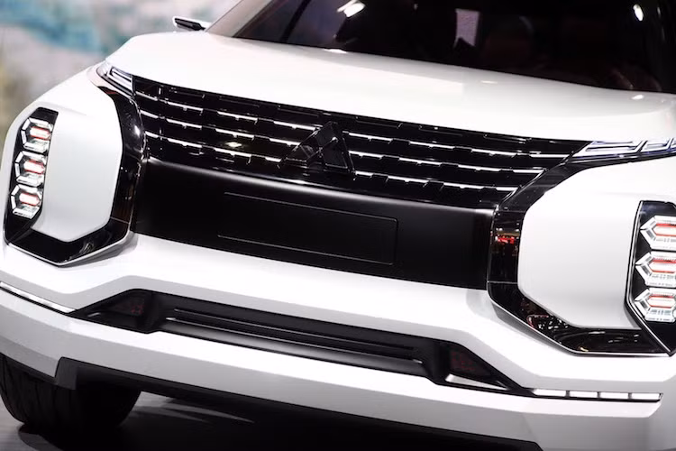 Giống như những chiếc xe mới gần đây của Mitsubishi, GT-PHEV cũng sở hữu "bộ mặt" với ngôn ngữ thiết kế Dynamic Shield, thể hiện qua 2 dải chrome hình chữ C đặt đối xứng 2 góc ở phần đầu xe. Tuy nhiên so với các mẫu xe hiện tại, phần đầu của GT-PHEV đã có thiết kế hiện đại và sắc sảo hơn nhờ các đèn pha LED "siêu mỏng" và đèn sương mù LED đặt dọc.