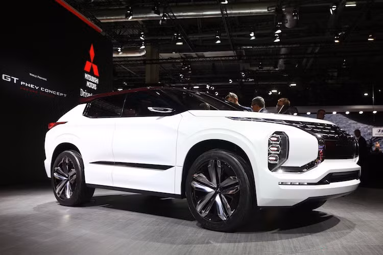 Vừa được ra mắt tại triển lãm Paris, GT-PHEV Concept là một mẫu xe SUV ý tưởng được thiết kế nhằm mục đích đem tới cái nhìn tổng quát nhất về xu hướng thiết kế đang được hãng thay đổi, đồng thời là bản "xem trước" của chiếc crossover hạng trung Mitsubishi Outlander 2018.