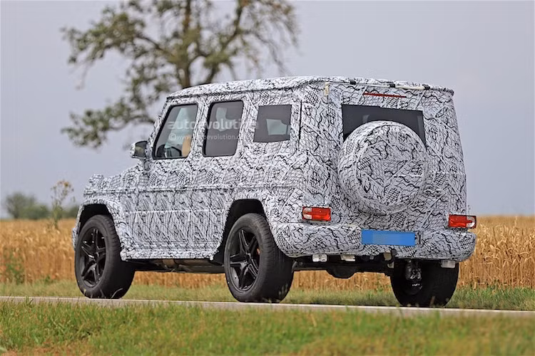 Thay đổi lớn tiếp theo của dòng xe đó là trên một số phiên bản cao cấp, G-Class sẽ lần đầu tiên được trang bị hệ thống treo khí nén, với khả năng nâng hạ khoảng sáng gầm xe tự do để phù hợp với từng điều kiện hoạt động khác nhau.