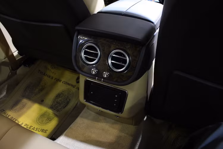 Một chiếc xe ở đẳng cấp như Bentayga đương nhiên không thể thiếu được điều hòa không khí 4 vùng độc lập. Bên dưới khe thoát hơi của điều hòa cho hàng ghế phía sau là một màn hình để người dùng cài đặt các chế độ làm mát và các tiện nghi khác. Hệ thống giải trí cho hàng ghế phía sau của phiên bản xe Bentayga có máy tính bảng Bentley Entertainment Tablet, chạy Android với mạng 4G, chế độ Wifi và Bluetooth tốc độ cao.