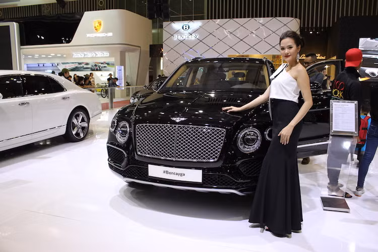 So sánh với các động cơ hiện tại, động cơ W12 ở phiên bản xe Bentayga hiệu quả hơn 10.4%. Với sức mạnh trên, Bentayga hiện đang là chiếc SUV sản xuất hàng loạt nhanh nhất Thế giới. Dù mạnh mẽ nhưng theo Bentley, Bentayga chỉ tiêu thụ trung bình 12,8 lít xăng/100 km.