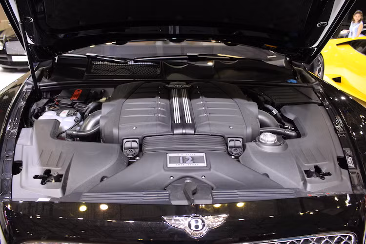 "Trái tim" của siêu SUV Bentley Bentayga chính là khối động cơ W12 6.0l tăng áp kép thế hệ mới, với công suất lên tới 600 mã lực và mô-men xoắn cực đại "khổng lồ" 900 Nm. Động cơ của xe kết hợp với hộp số tự động 8 cấp và hệ thống dẫn động 4 bánh khiến nó thể tăng tốc từ 0-100 km/h chỉ trong 4 giây và đạt tốc độ tối đa 301 km/h.