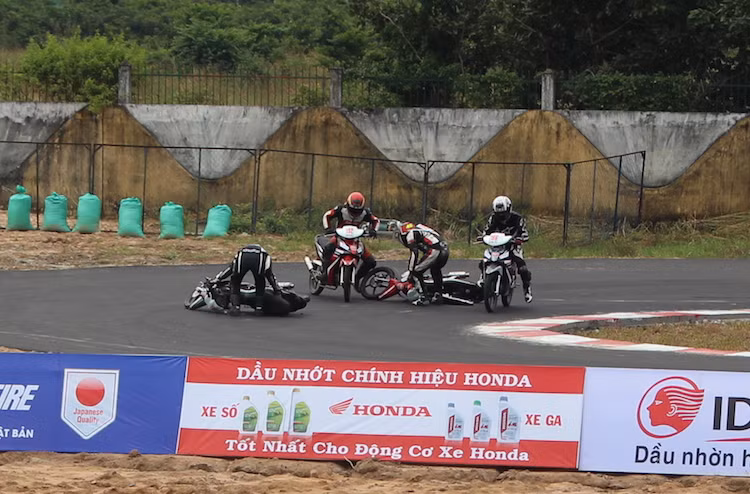 Chỉ sau những vòng đua đầu tiên, trong một khúc cua, một va chạm liên hoàn cũng đã khiến vài tay đua khác bị ngã, khiến tổng số tay đua bỏ cuộc ở hạng Blade 110 đã đạt gần nửa số người thi đấu ở hạng này.