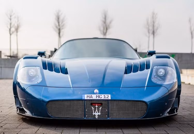 Để kỷ niệm 100 năm ngày thành lập, Maserati "đặt hàng" hãng độ Edo Competition ở Đức để cho ra đời một phiên bản mới của dòng MC12 mang tên Versione Corse, dựa trên 1 trong 12 chiếc MC12 phiên bản Corsa đã từng được sửa đổi lại để có thể lưu thông hợp pháp trên phố.