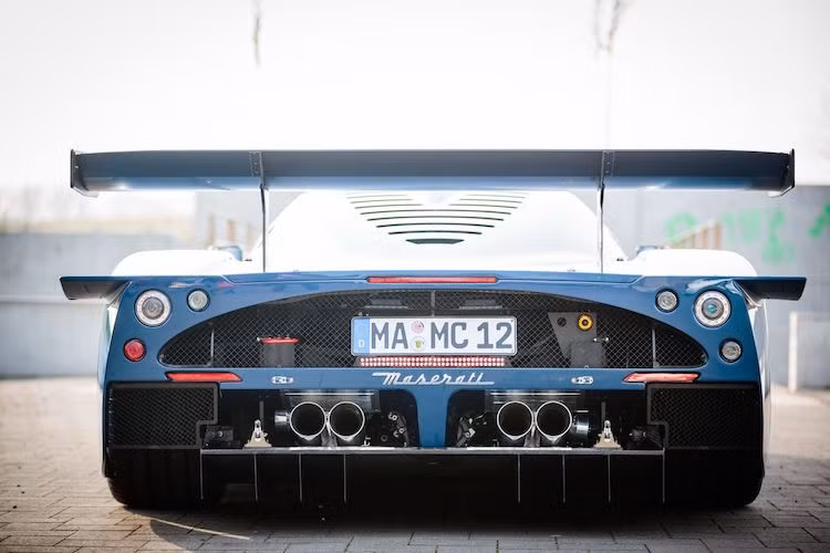 Do dựa trên phiên bản MC12 Corsa nên MC12 Versione Corse vốn đã có ngoại hình "chiến" hơn nhiều so với một chiếc MC12 bản thường với đầu và đuôi dài hơn, thêm nhiều rãnh xẻ cùng cánh khí động học trên thân xe và đặc biệt là sự xuất hiện của một cánh đuôi lớn theo phong cách xe đua ở phía sau.