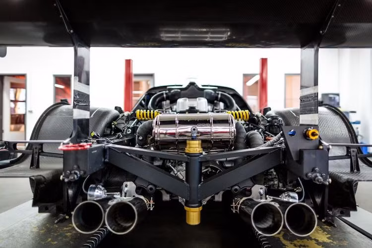 Được trang bị động cơ 6.0l V12 nạp khí tự nhiên như Ferrari Enzo với công suất nhỏ hơn là 620 thay vì 660 mã lực nhưng qua bàn tay của Edo Competition, MC12 đã mạnh tới 744 mã lực và đạt mô-men xoắn cực đại 740 Nm.