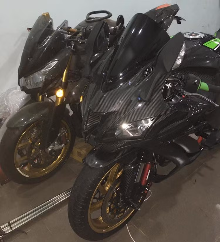 Chiếc ZX-10R của Kawasaki sau khi độ lại, đứng bên cạnh chiếc Z1000 đời trước cũng được độ carbon "khủng" không kém của chủ xe.
