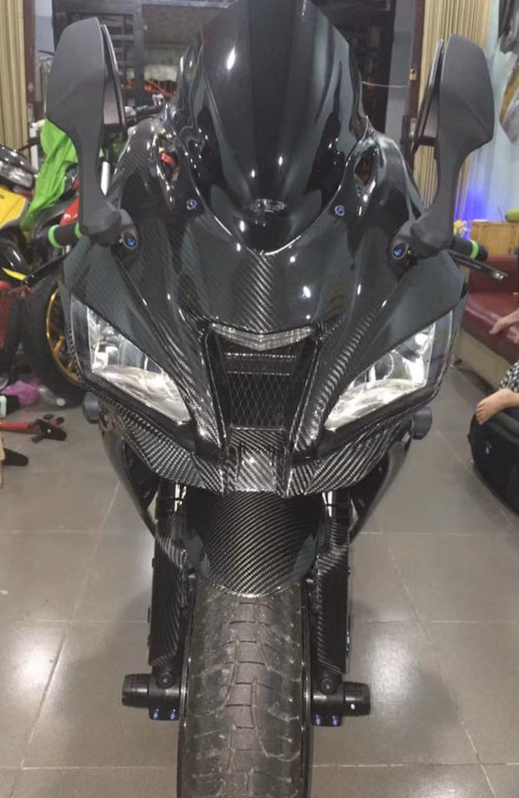 Trước đây, Kiến Thức đã từng giới thiệu khá nhiều bản độ đẹp từ ZX-10R. Tuy nhiên, hiếm có chiếc xe nào ở Việt Nam được thay nguyên dàn vỏ carbon như chiếc xe trong bài viết này. Chủ nhân của chiếc xe đã cất công đặt mua toàn bộ dàn áo carbon cho ZX-10R từ nước ngoài, không chỉ giảm trọng lượng xe mà còn có hoa văn độc đáo, khiến ZX-10R trông "ngầu" hơn.