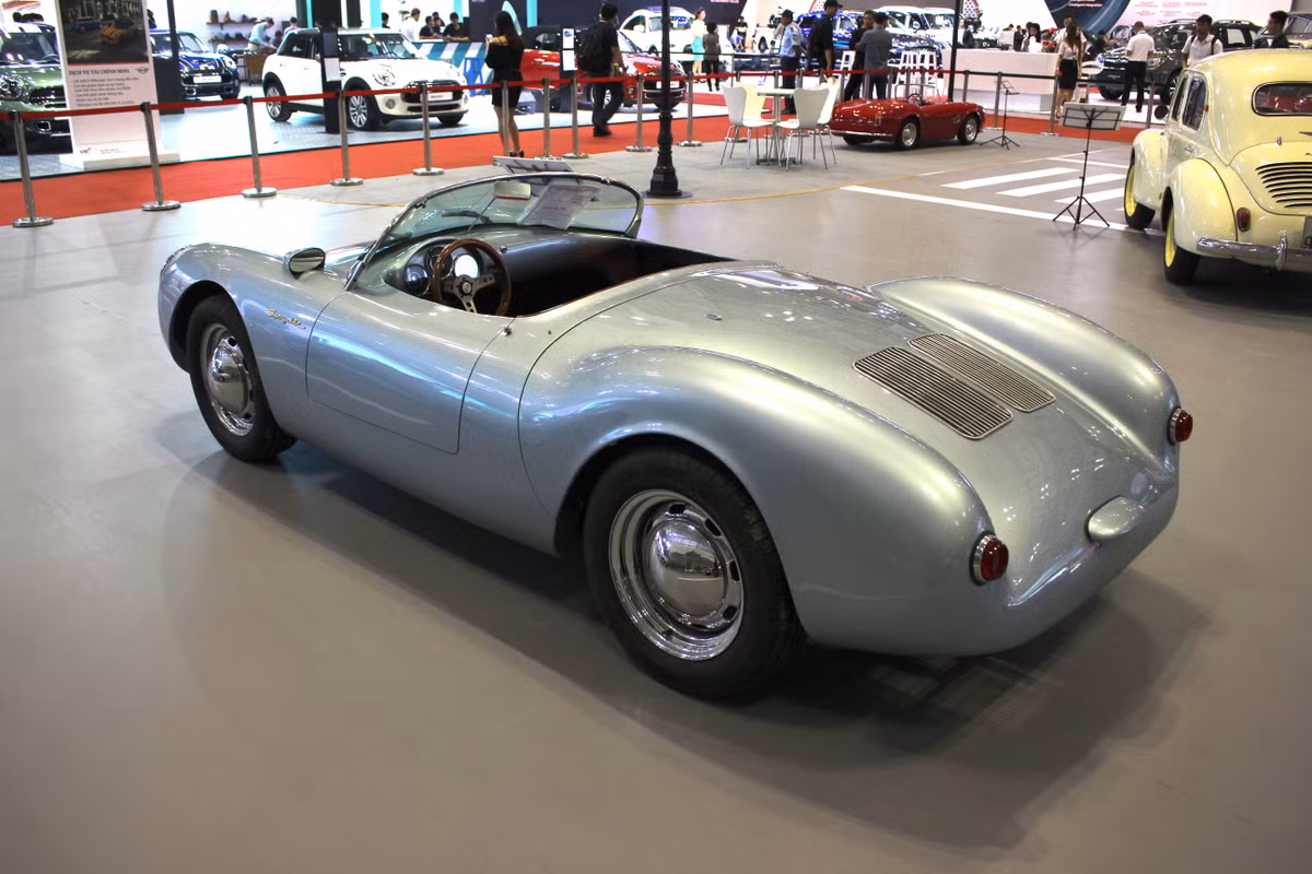 Với số lượng sản xuất ít ỏi và mang giá trị tinh thần cao, những chiếc 550 Spyder nguyên bản hiện tại thường xuất hiện tại các cuộc đấu giá với mức giá có thể lên tới 2 - 3 triệu USD. Kỷ lục về giá cho dòng xe hiện tại đang là 3,685 triệu USD. 550 Spyder cũng là một trong những dòng xe cổ được nhiều hãng sản xuất lại nhất. Hiện chưa rõ chiếc 550 Spyder tại triển lãm VIMS 2016 là "hàng zin" do hãng xe Porsche sản xuất, hay là phiên bản làm lại.