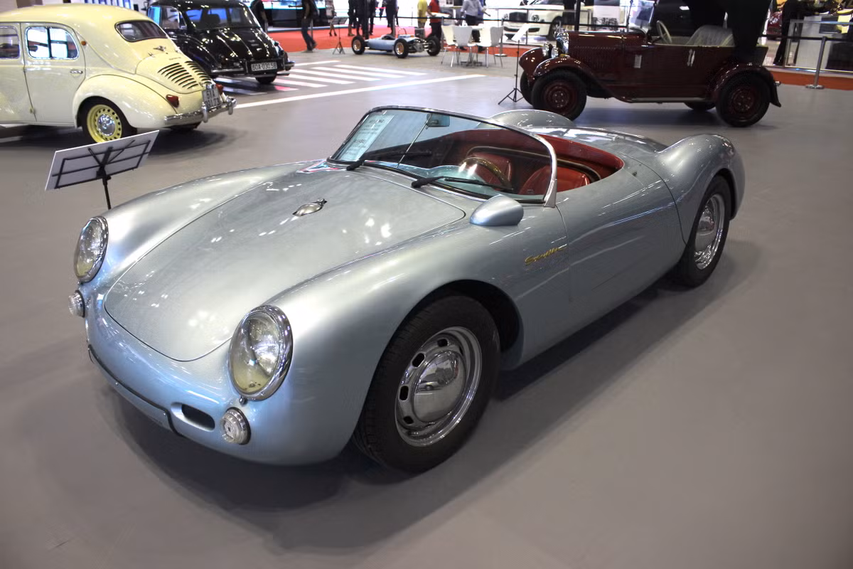 Dù bản thân hãng siêu xe Porsche cũng có khu vực trưng bày riêng tại triển lãm ôtô Quốc tế Việt Nam 2016, tuy nhiên mẫu xe Porsche độc đáo nhất triển lãm lại không nằm tại dây. Đó chính là chiếc xe đua Porsche 550 Spyder, nằm trong khu vực trưng bày xe cổ lần đầu tiên có mặt tại một cuộc triển lãm ở Việt Nam.