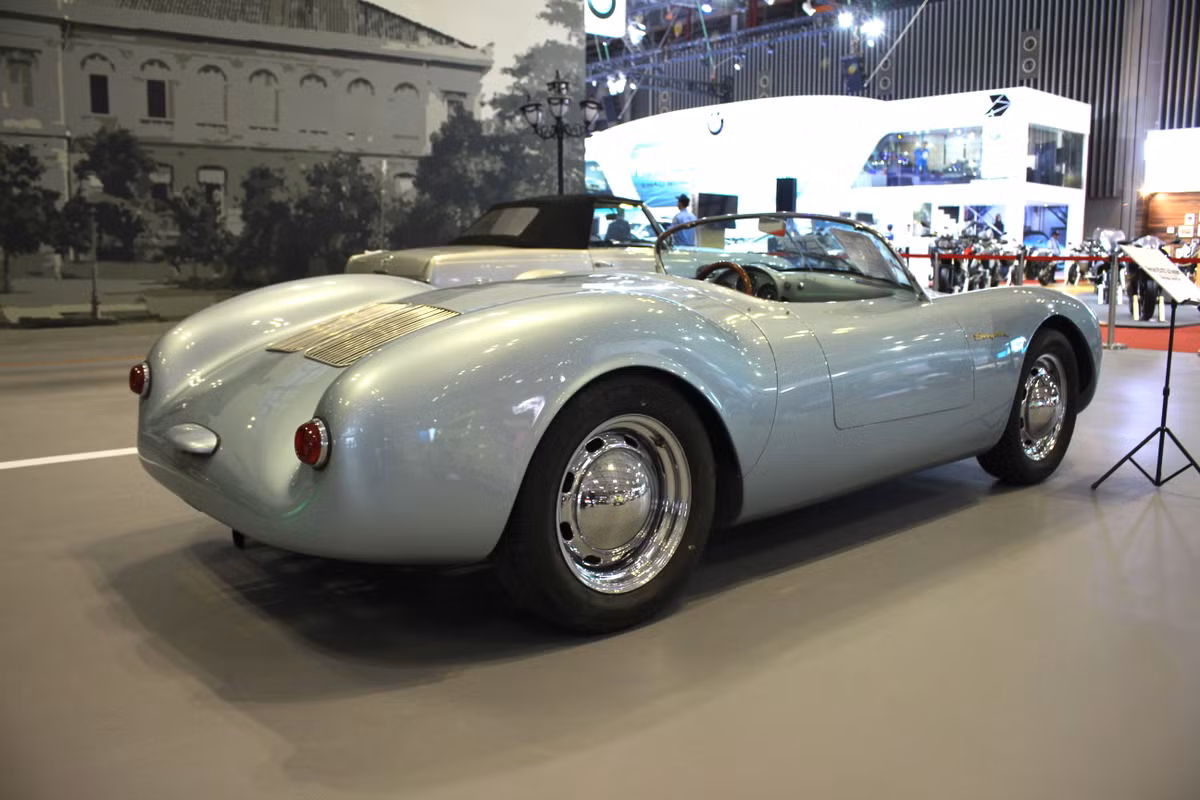 Điểm đặc biệt của 550 Spyder đó là chúng cực kỳ linh hoạt, khi chủ nhân có thể đem tới các giải đua sau đó lái chúng một cách bình thường về nhà. Thành công của 550 Spyder có được phần lớn là nhờ vào kiểu dáng nhỏ gọn với thân xe cực thấp, có hệ số cản khí động học nhỏ và tổng trọng lượng ướt chỉ 900 kg.