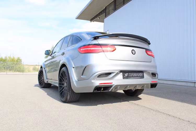 Ở phía sau, Hamann cũng hoàn thiện khả năng khí động học của GLE 63 Coupe với cánh đuôi bằng sợi carbon cùng các cánh khuếch tán không khí dưới cản sau.