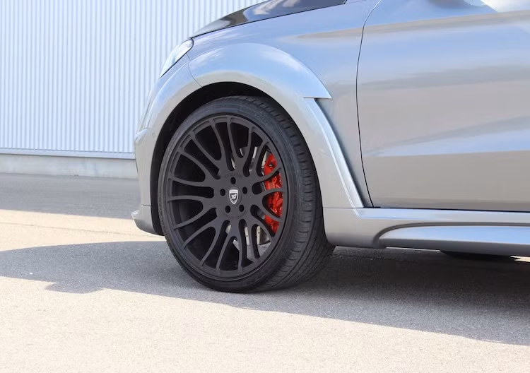 Không chỉ dừng lại ở đó, các vòm bánh của Mercedes-AMG GLE 63 Coupe cũng đã được hãng độ Hamann nới rộng hơn, nhằm vừa vặn với bộ mâm hợp kim 22 inch siêu nhẹ của hãng cùng lốp thể thao Contisport Contact 5P với kích thước 285/40 R22 cho bánh trước và 325/35 ZR22 cho bánh sau.