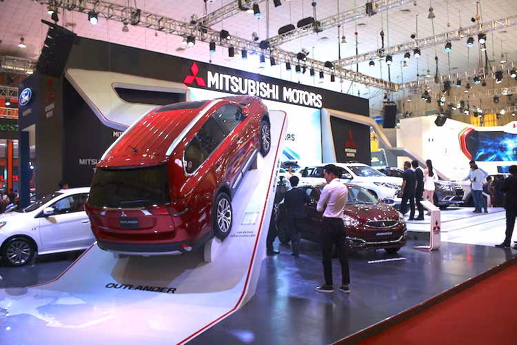 “Mitsubishi Motors Việt Nam trên hành trình mới” còn thể hiện sự lột xác ngoạn mục của hãng với ngôn ngữ thiết kế mới: “DYNAMIC SHIELD” tượng trưng cho vẻ đẹp năng động, phong thái hiện đại đầy lôi cuốn đồng thời vẫn thừa hưởng sự mạnh mẽ, uy lực và bền bỉ đậm tính thể thao vốn là những thế mạnh truyền thống của Mitsubishi Motors.