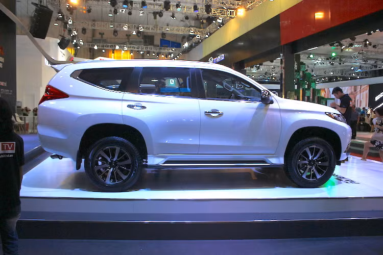 Pajero Sport Premium còn được trang bị những công nghệ an toàn mới, hỗ trợ người lái và bảo vệ tối đa cho những người ngồi trong cabin. Pajero Sport Premium sẽ bao gồm 3 phiên bản với 2 loại động cơ và có mức giá dự kiến từ 1,4 tỉ VNĐ đến 1,55 tỉ VNĐ