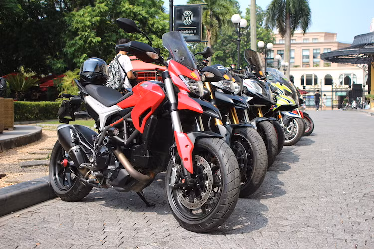 Cách đây tròn 1 năm tại triển lãm xe hơi Quốc tế VIMS 2015, câu lạc bộ D.O.C miền Bắc (D.O.C: Desmo Owners Club: những người sở hữu Ducati) đã chính thức được ra mắt. Đây là CLB những người chơi xe môtô Ducati đầu tiên tại Việt Nam nằm trong tổ chức D.O.C toàn cầu, nơi quy tụ tất cả những người sử dụng và đam mê thương hiệu Ducati".