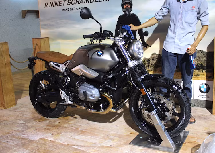 Được ra mắt lần đầu tại triển lãm EICMA cách đây gần tròn 1 năm, BMW R nine T Scrambler là phiên bản scrambler giá "mềm" hơn so với chiếc R nine T gốc, nay được BMW gọi là Roadster. Cách đây khoảng 4 tháng, những thông tin đầu tiên nội bộ đầu tiên từ BMW Motorrad Việt Nam đã tiết lộ rằng BMW R nine T Scrambler sẽ được đưa về nước ta trong năm nay.