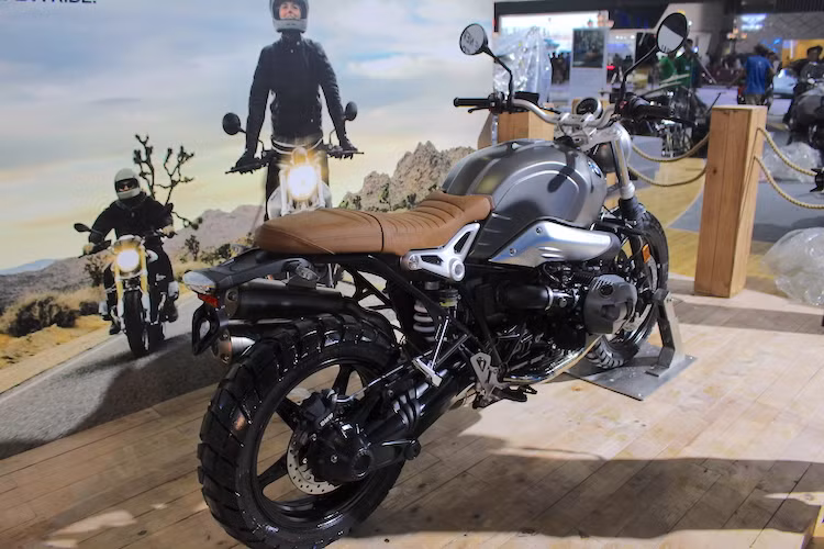 Giá bán dành cho R nine T Scrambler ở Việt Nam khoảng 565 triệu, thay vì 590 triệu đồng như một chiếc R nine T Roadster. Đúng như dự đoán trước đó, chiếc xe sẽ rẻ hơn không nhiều so với phiên bản R nine T thường.