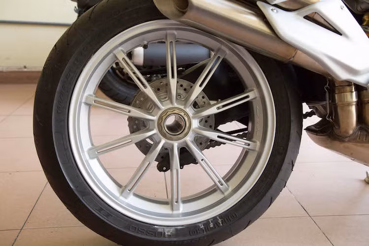 Giống các phiên bản xe 1000 cc cơ bản khác của MV Agusta, Brutale 1090 cũng sở hữu thiết kế mâm 10 cánh độc đáo và đẹp mắt, khác biệt hoàn toàn so với mâm chữ Y 3 cánh siêu nhẹ trên các phiên bản cao cấp, đã bị "đụng hàng" đối thủ" khá nhiều. Lốp sau của xe có bản 190/55/17.