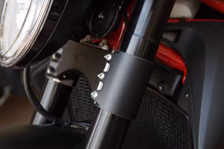 Một điểm đặc biệt của Brutale 1090 đó là phần chảng ba phía dưới bằng hợp kim nhôm rất dày đặn, đem lại cho chiếc xe cảm giác điều khiển chắc chắn hơn và hạn chế các rung động truyền từ phuộc lên tay lái.
