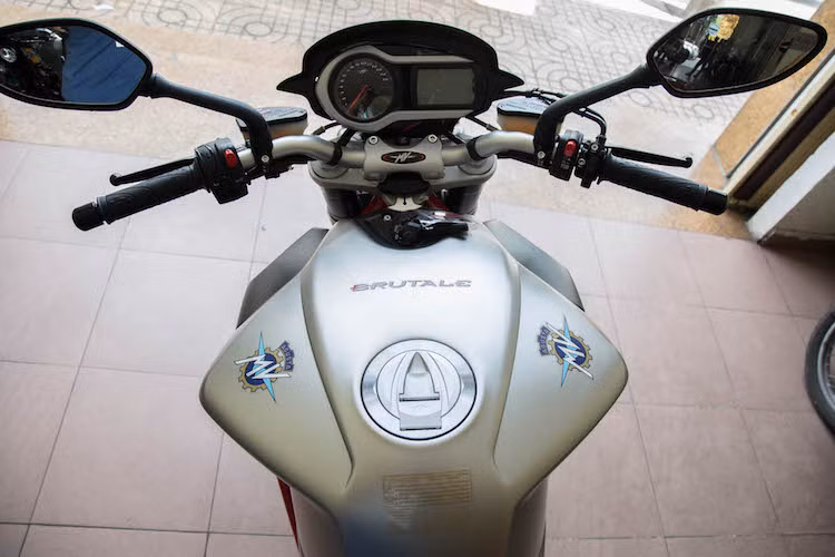 So với một số đối thủ cùng phân khúc, siêu naked-bike Brutale 1090 được trang bị tay lái có chiều cao thấp hơn. Điều này đem lại cho chiếc xe tư thế ngồi thể thao hơn một chút và khiến nó thỉnh thoảng được liệt vào phân khúc streetfighter khi được thử nghiệm bởi một số báo nổi tiếng về xe trên Thế giới.
