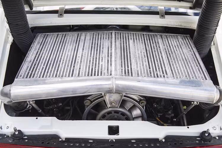 Nằm ở phía sau đuôi của 911 GT2 là khối động cơ 6 xi-lanh nằm ngang 3.6l tăng áp kép, đạt công suất tối đa lên tới 600 mã lực và mô-men xoắn cực đại 665 Nm. Để bạn dễ dàng so sánh, chiếc 911 Carrera RS bản thể thao với động cơ nạp khí tự nhiên 3.8 lít cùng thời chỉ có công suất đạt một nửa 911 GT2 Evo.