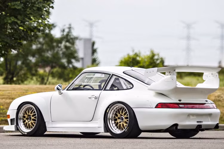 So với những chiếc 911 GT2 thường, 911 GT2 Evo về cơ bản là một chiếc xe đua trên đường phố với bộ widebody đặc biệt, các vòm bánh xe nới rộng và cánh đuôi phía sau cực lớn, giống y hệt những chiếc GT2 tham gia vào các giải đua. Ngoài ra, chiếc xe còn có bộ mâm BBS khóa trung tâm kèm lốp Michelin không vân cực bám đường.
