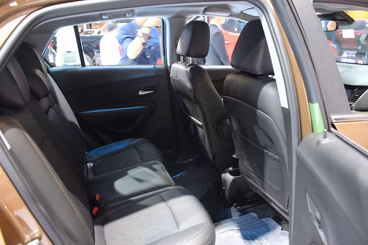 Các ghế ngồi của Trax mới cũng được bọc kết hợp giữa da và vải với các họa tiết chạy dọc hiện đại, đem tới cảm giác tươi trẻ hơn bên trong nội thất của xe. Camera chiếu hậu của Trax cũng sẽ hiển thị hình ảnh trên màn hình MyLink giúp người lái lùi đỗ xe an toàn và thuận tiện. Những trang bị như ổ điện 230V và hệ thống âm thanh 6 loa đi kèm với cổng USB tăng sự tiện lợi bên trong cabin.