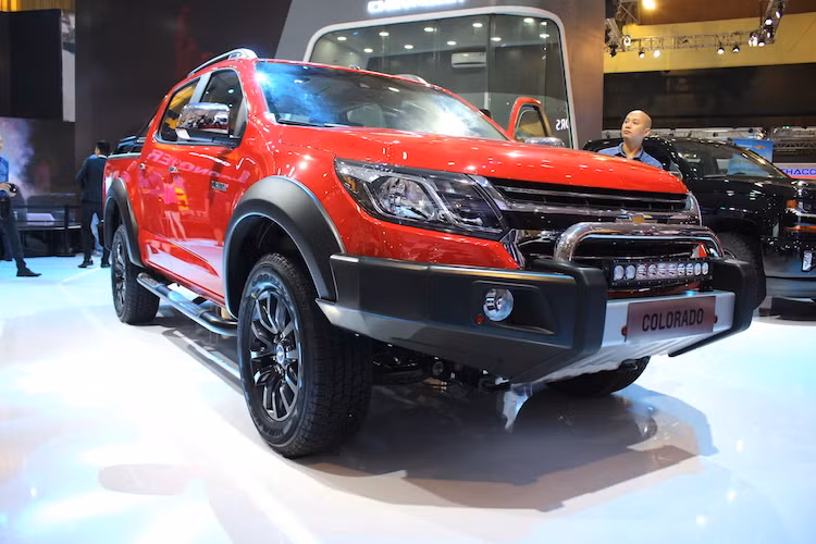 Vào tháng 3 năm nay tại triển lãm xe Bangkok, Chevrolet đã từng trưng bày một mẫu xe ý tưởng có tên gọi Chevrolet Colorado Xtreme. Chỉ 1 tháng sau đó, Chevrolet Colorado 2017 với những cải tiến thiết kế tương tự như phiên bản concept đã được hãng xe Mỹ giới thiệu trên toàn Thế giới. Rất nhanh chóng, tới triển lãm ôtô Việt Nam 2016, Chevrolet đã ra mắt chính thức mẫu xe này tới khách hàng Việt.