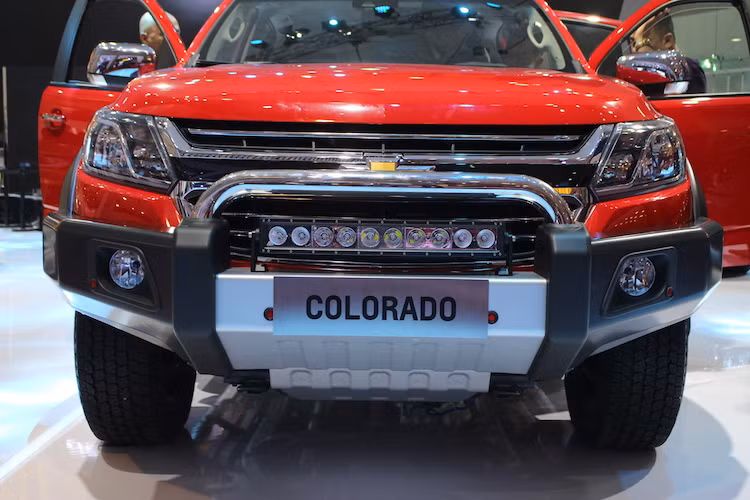 Chiếc Colorado duy nhất được Chevrolet trưng bày tại triển lãm VMS 2016 thuộc phiên bản cao cấp nhất High Country, nhưng đã được độ lại theo phong cách xe offroad. Chính vì vậy chiếc xe đã có bộ cản trước bằng thép với ba-đờ-sốc có gắn dàn đèn chiếu sáng tăng cường. Trang bị này sẽ không có trên Colorado phiên bản thương mại.