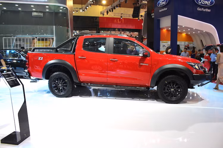 Tại Việt Nam, Chevrolet Colorado 2017 sẽ được phân phối với tổng cộng 5 phiên bản gồm 2.5L MT 4x2 LT (619 triệu đồng), 2.5L MT 4x4 LT (649 triệu đồng), 2.8L MT 4x4 LTZ (789 triệu đồng), 2.8L AT 4x4 LTZ (809 triệu đồng) và 2.8L AT 4x4 High Country (839 triệu đồng). Các mức giá vừa được liệt kê đã bao gồm 10% VAT.
