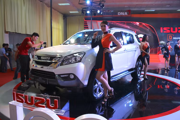 Sau thành công của MU-X với doanh số bán ra vượt ngoài mong đợi, Isuzu tiếp tục ra mắt phiên bản MU-X LIMITED 3.0L 4x2 AT với nhiều nâng cấp trang trí nổi bật. Ngoại thất của phiên bản này được nhấn mạnh bởi bộ decal trang trí thể thao, mâm màu xám đậm với logo Isuzu sơn đỏ và ốp trang trí cản sau.