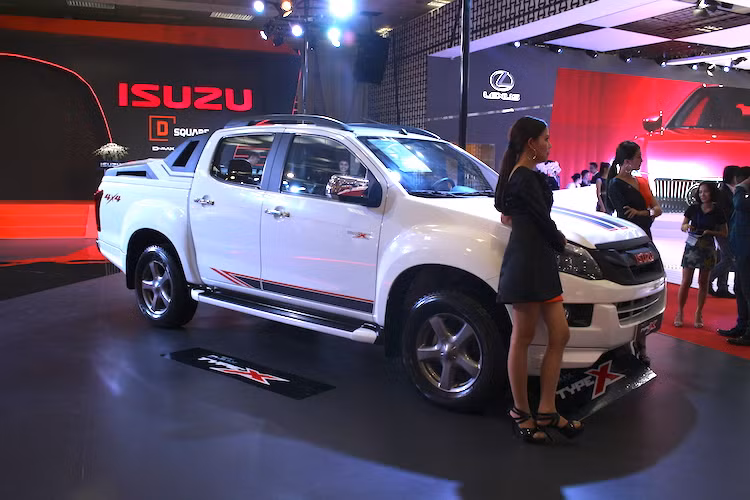 Điểm cộng cho D-MAX TYPE X còn ở nội thất trang bị bộ ghế da cao cấp, tay nắm cửa trong mạ crôm, bộ viền ốp trang trí vân gỗ màu đỏ trên vô lăng, taplo, ốp cửa, mặt cần số, tích hợp camera lùi. Xe được giới thiệu ở thị trường Việt Nam gồm 2 màu Trắng và Đen Saphire với 3 phiên bản 2.5L 4x2 AT và 2.5L 4x4 AT và 3.0L 4x4 AT.