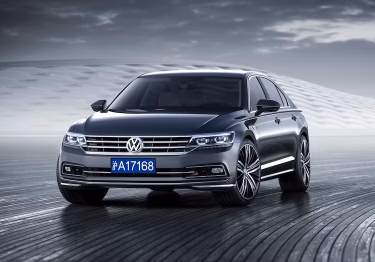 Cụ thể hơn, với Volkswagen Phideon mới, hãng xe Đức đang muốn hướng tới một nhóm không nhỏ những khách hàng đang tìm kiếm một mẫu sedan sang trọng, đẳng cấp nhưng không có vẻ ngoài quá bắt mắt và "phô trương". Đây là một xu thế đang phát triển ở Trung Quốc - thị trường chính của chiếc xe và một số nước châu Á khác.