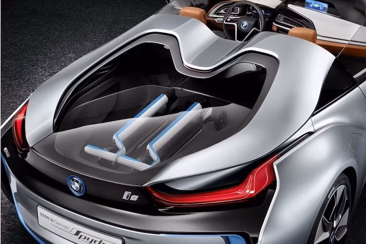 Mặc dù ông Krueger đã lên tiếng xác nhận sẽ sản xuất i8 Roadster, tuy nhiên ông vẫn giữ kín thông tin về hệ động lực nâng cấp của chiếc xe, cũng đồng thời xuất hiện trên i8 coupe nâng cấp. Một số nguồn tin rò rỉ trước đây đã cho biết khối pin trên i8 mới sẽ được nâng dung lượng lên thành 14,2 kWh.